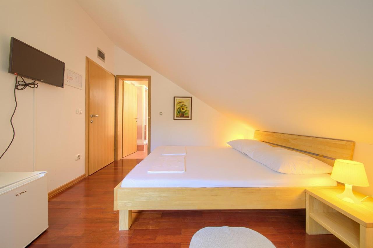 普纳特Bed&Breakfast Lucija住宿加早餐旅馆 外观 照片