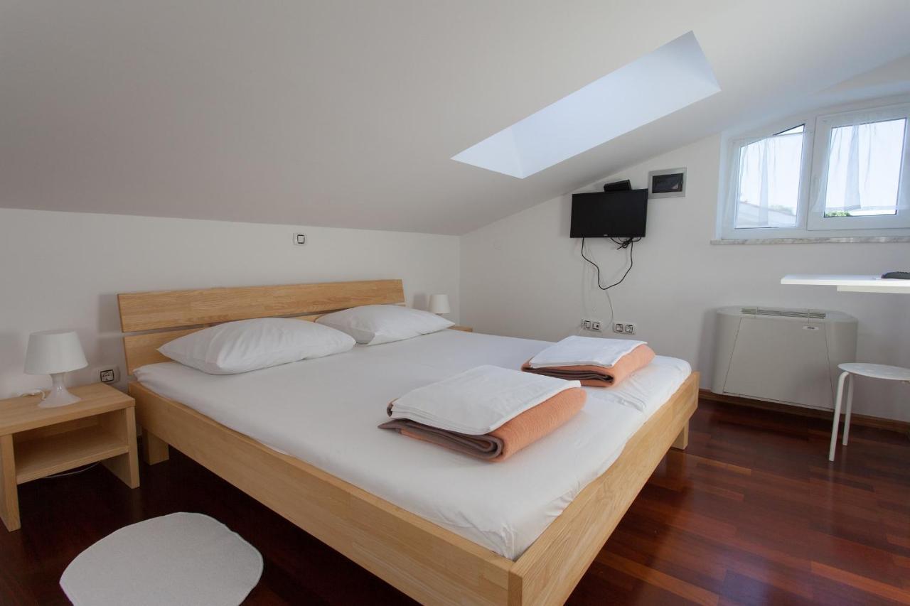 普纳特Bed&Breakfast Lucija住宿加早餐旅馆 外观 照片