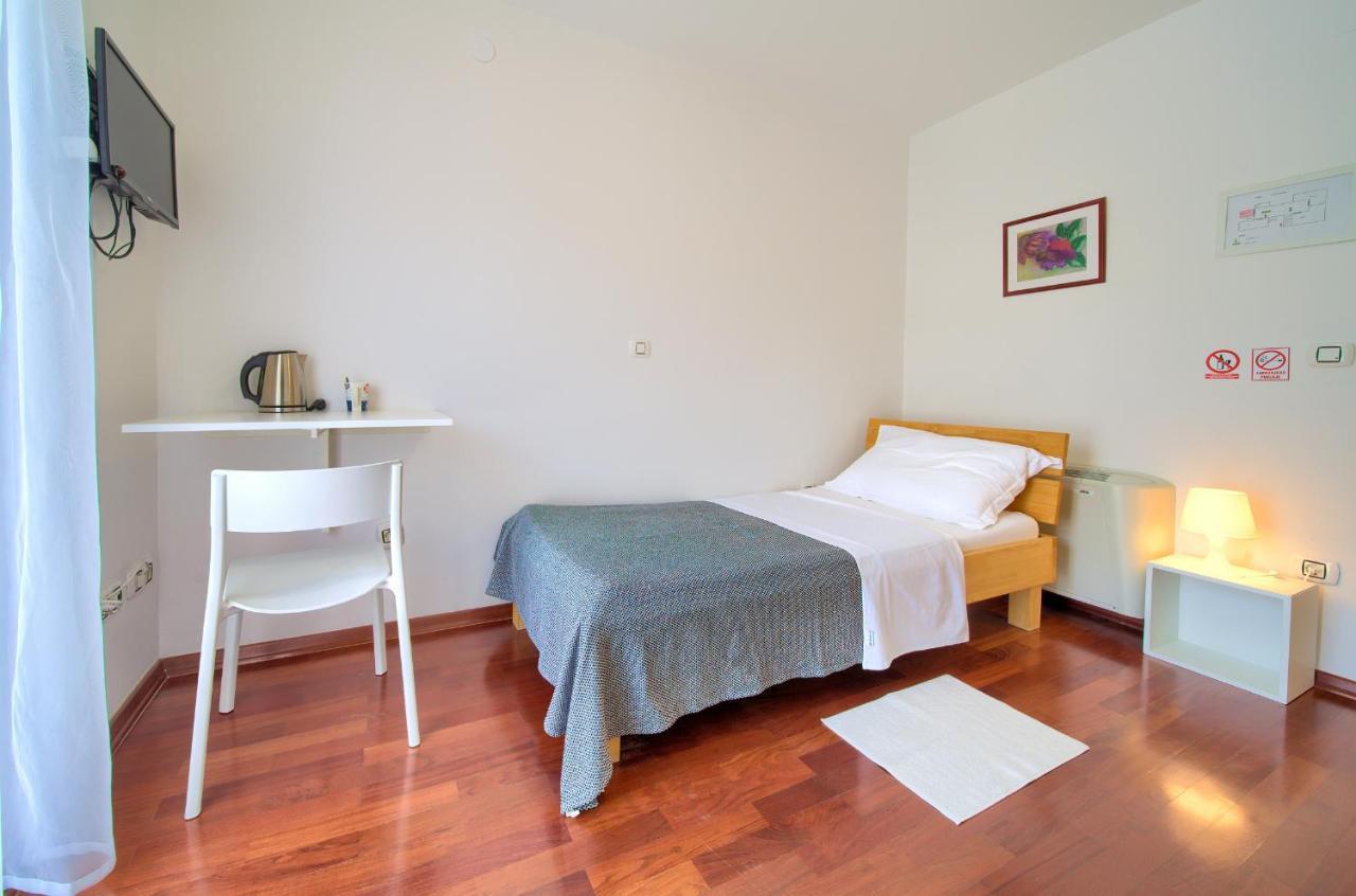 普纳特Bed&Breakfast Lucija住宿加早餐旅馆 外观 照片