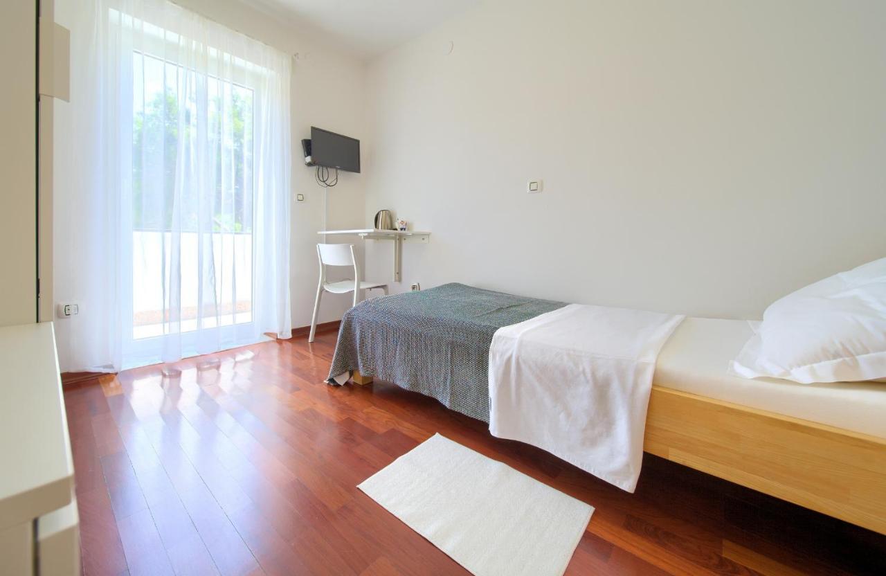 普纳特Bed&Breakfast Lucija住宿加早餐旅馆 外观 照片